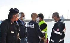 Fermati a Ragusa due presunti scafisti: 103 migranti a bordo, viaggi pagati fino a 4.000 euro