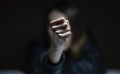 Insultava e picchiava la moglie davanti ai figli, comisano condannato a 4 anni e tre mesi