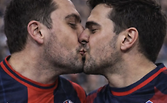 Il Modica calcio sfida i tab&ugrave;: un bacio simbolico per dire no ai pregiudizi