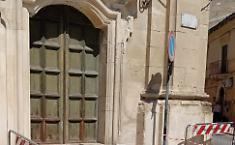 Scicli, cadono calcinacci dal prospetto della chiesa Madre: l'area messa in sicurezza