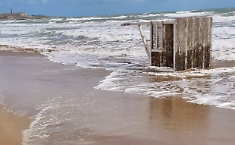 Sampieri, neanche con il ciclone Harry: il moto ondoso distrugge una garitta