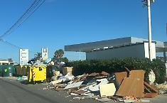 Multe, reato penale e patente ritirata a chi scarica rifiuti in strada: Modica dichiara guerra alle discariche abusive