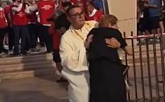 Pozzallo, il sacerdote solleva di peso un'anziana per metterla al riparo dai fuochi d'artificio