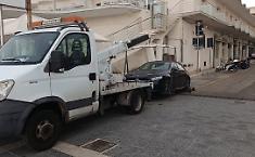 Auto in piazza Duca degli Abruzzi a Marina di Ragusa, scatta il sequestro permanente