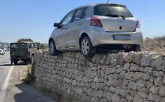 Modica-Pozzallo, auto vola fuori strada e resta sospesa su un muro a secco