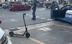 Modica, fuga in monopattino: bloccato in centro storico