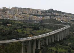 Tenta di lanciarsi nel vuoto, salvata in extremis