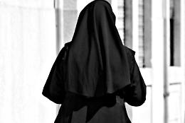 Si spacciava per suora per sfuggire alla cattura