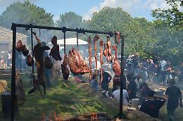 Sicilia, torna il festival gastronomico dove si cucina solo con il fuoco di legna