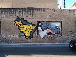 La Sicilia a forma di ali di farfalla: a Cinisi un bel murale sulla scia di Banksy