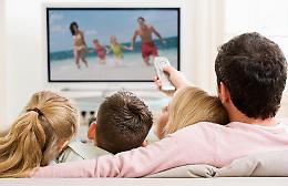 Il coronavirus cambia la routine degli italiani: meno cene fuori e più tv a casa