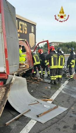 Scontro tra camion e furgone a Paternò, c'è un morto