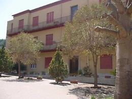 Migranti, materassi bruciati e tentate fughe in centro accoglienza a Valderice
