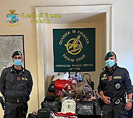 Catania, marchi contraffatti su capi di abbigliamento e accessori: sequestri della Guardia di finanza