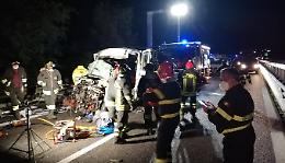 Furgone contro camion fermo lungo Pa-Ct: un morto e sei feriti