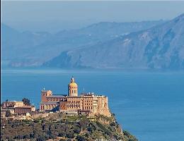 Tindari (Me): il santuario con le Eolie sullo sfondo