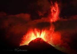 Etna, nuovo parossismo: fontane di lava alte 1 km e nube di cenere