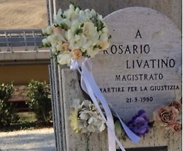 Agrigento, sposi lasciano il bouquet di nozze sulla stele dedicata a Rosario Livatino