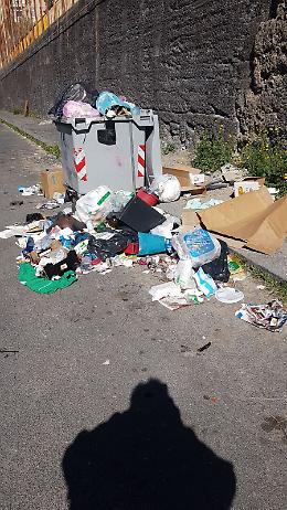 In pochi metri, una discarica in via Pisacane a Catania