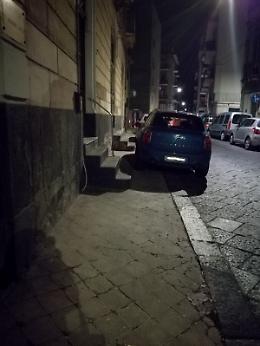 Catania, via G. Carnazza: auto sui marciapiedi e pedoni per strada