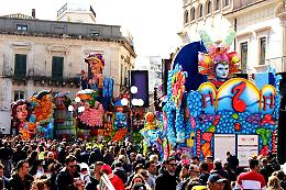 Carnevale di Acireale: citt&agrave; presa d'assalto nel weekend tra maschere, corse, mostre e concerti