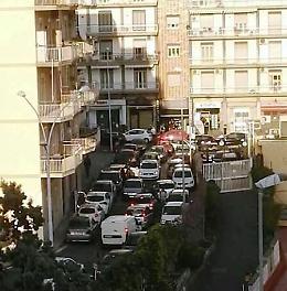 Catania, Via Novara: parcheggio selvaggio e caos viabilità