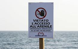 Coronavirus, le incognite della stagione balneare: se arrivasse il via libera al mare con la... mascherina