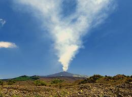 Etna, Nuovo Cratere di Sud-Est allenta emissione di cenere