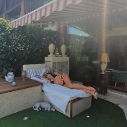 Alba Parietti, capello corto e bikini per incantare alla soglia dei 60