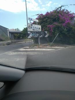 Catania: segnaletica fatiscente nel quartiere Fasano
