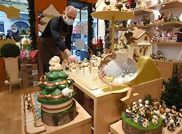 Shopping, cenone, parenti: cosa aspettarsi dal primo Natale dell'era Covid