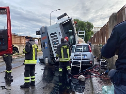 Gela, cisterna sopra un'autovettura:
miracolati i due occupanti dei veicoli