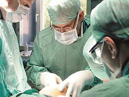 Catania, sfogo social medico del Policlinico: «Pazienti oncologici da operare ma non ci sono guanti»