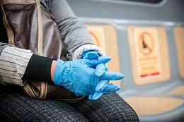 Coronavirus, l'Oms: «No ai guanti, nemmeno al supermercato»