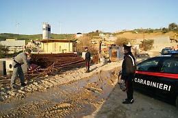Per consolidare galleria ferroviaria rubavano massi dal greto del fiume Platani, i carabinieri fermano lo scempio