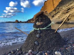 A Linosa spunta un pupazzo di sabbia particolare