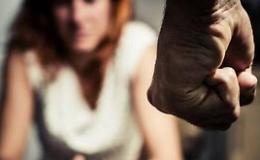 Pachino, costringeva la compagna a strisciare e a mangiare fango: arrestato