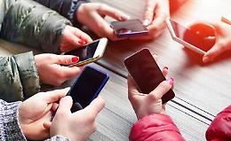 Nomofobia, arriva un ddl: &laquo;Bisogna proteggere gli adolescenti&raquo;