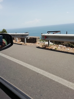 Acireale: discarica ai bordi della litoranea