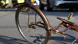 Investito da auto, finisce sul cofano e sfonda parabrezza: ciclista è grave
