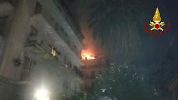 Spaventoso incendio in appartamento a Catania: famiglia fugge dalle fiamme