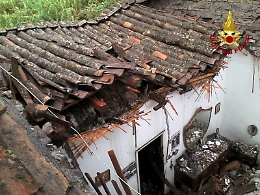 Pioggia a Catania, cede tetto casa: anziana estratta da macerie