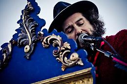 Vinicio Capossela, le sue note diventano teatro e approdano a Catania