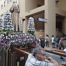 Palermo, processione con inchino allo Zen
ma stavolta è per la stazione dei carabinieri