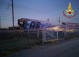 Deraglia treno ad alta velocità nel Lodigiano: due morti e diversi feriti