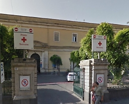 Botte al medico che gli curava il figlio