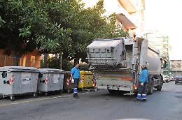 Raccolta rifiuti a Catania, il Comune: «Il nuovo bando non favorisce le ditte del Nord»