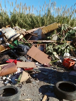Via Fondo Romeo a Catania  è la terra dei fuochi: che vergogna