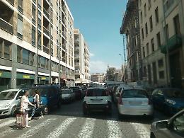 Auto posteggiate in quinta fila in via Puccini a Catania: come faccio?