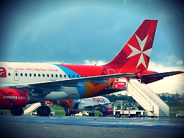 Volo Malta Palermo, una odissea lunga 17 ore tra guasti e malattie